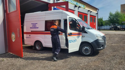 Спасатели помогли врачам доставить пенсионера в больницу в Егорьевске